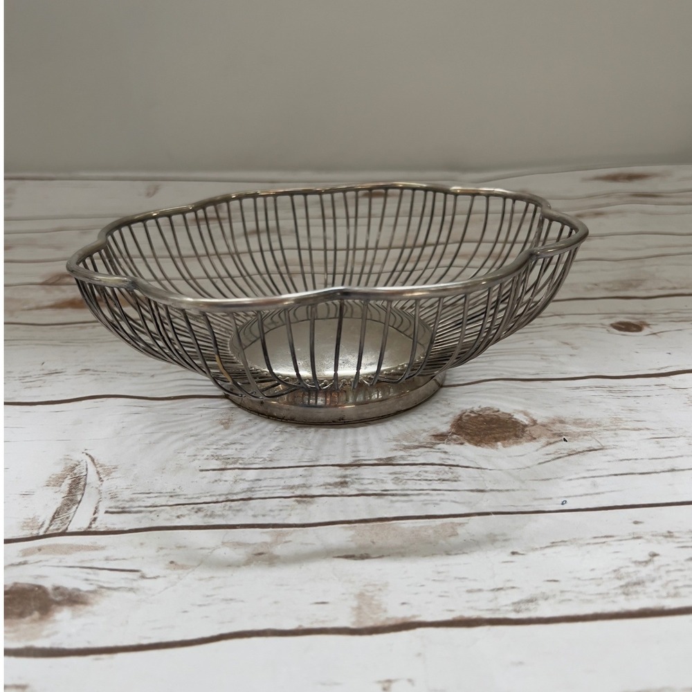 VTG Wire Fruit Basket Silver Scalloped Flower Petal Rim 10.5in